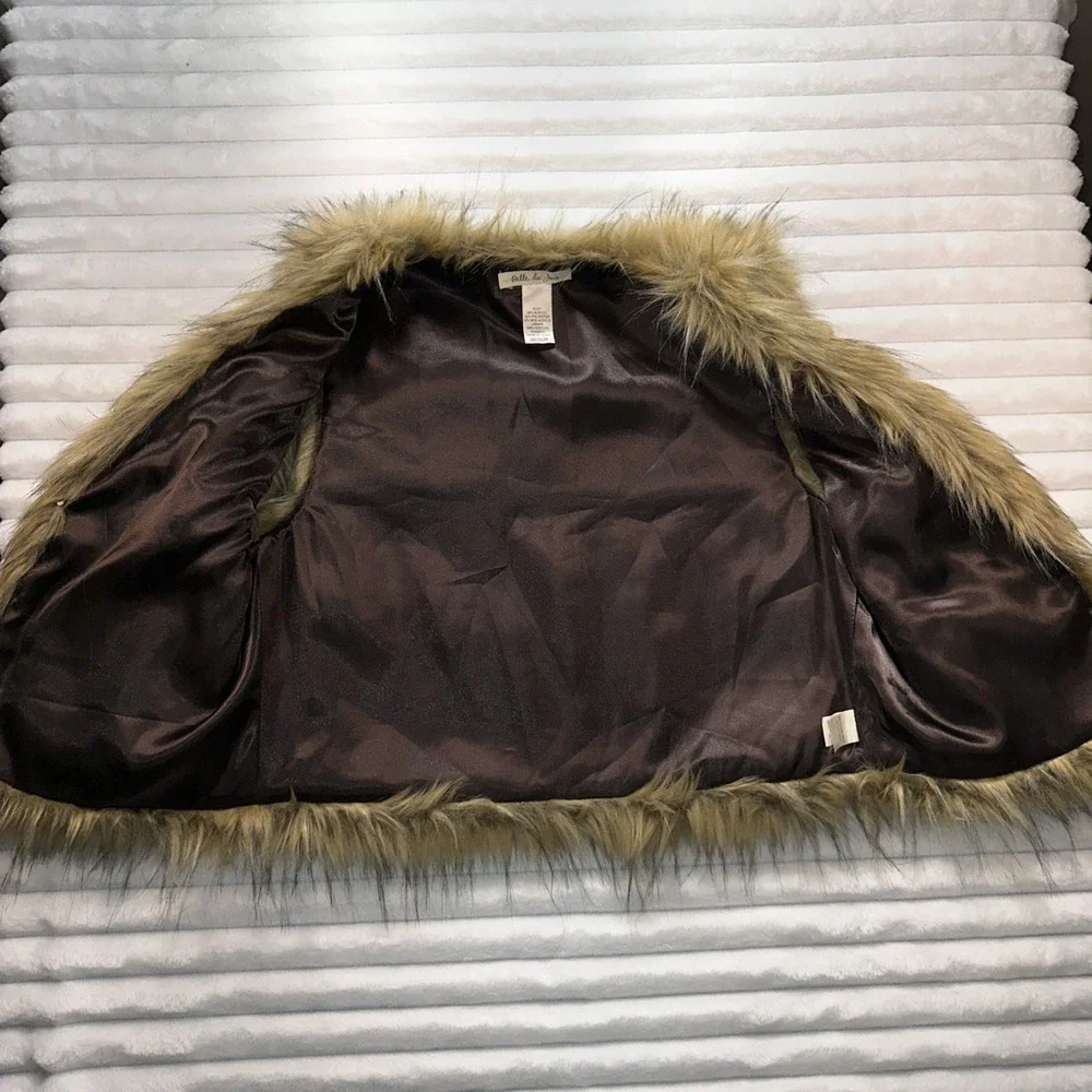 Belle Du Jour Faux Fur Vest Size‎ Medium.      ——A